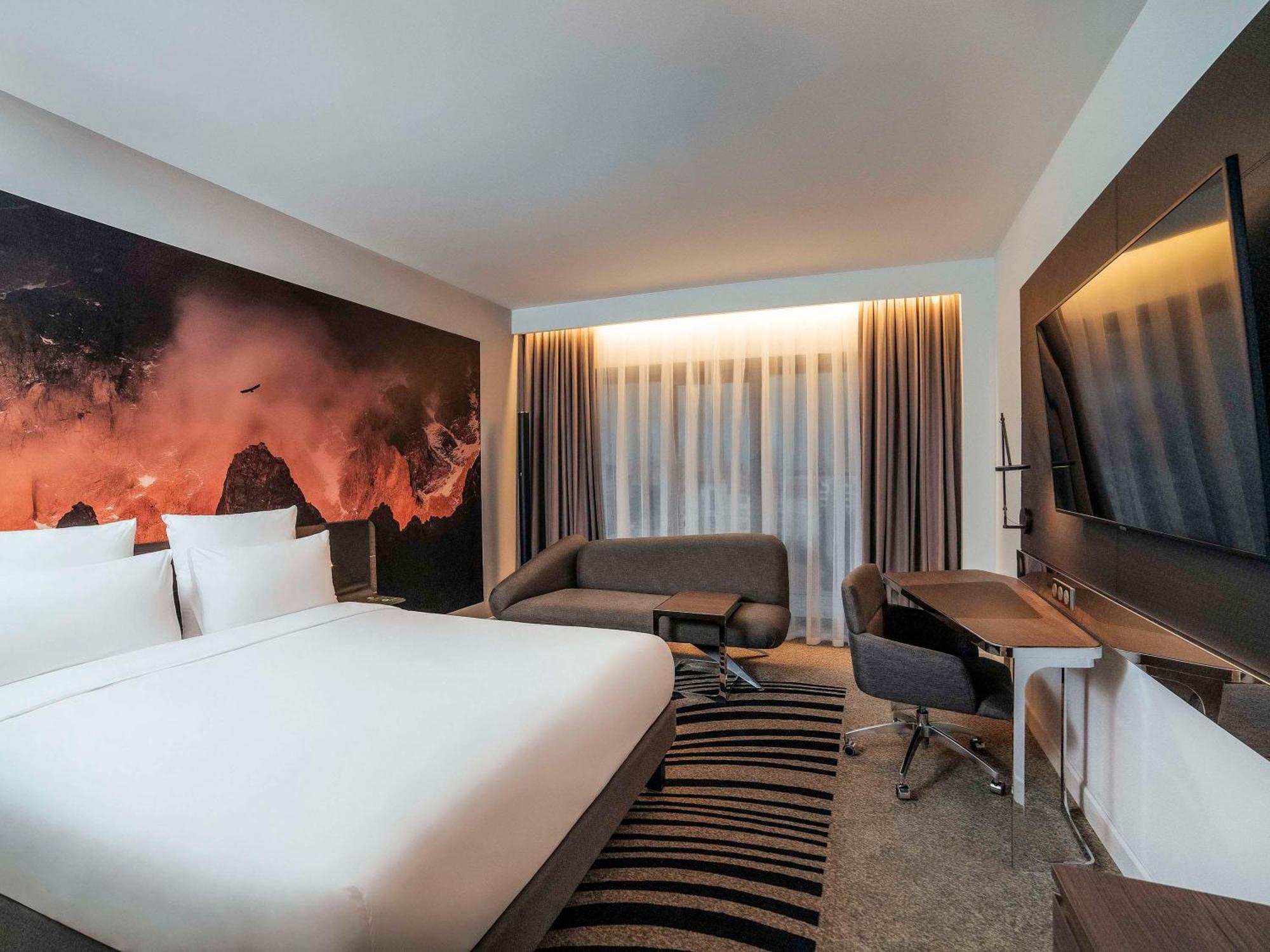 Novotel Bishkek City Center Экстерьер фото