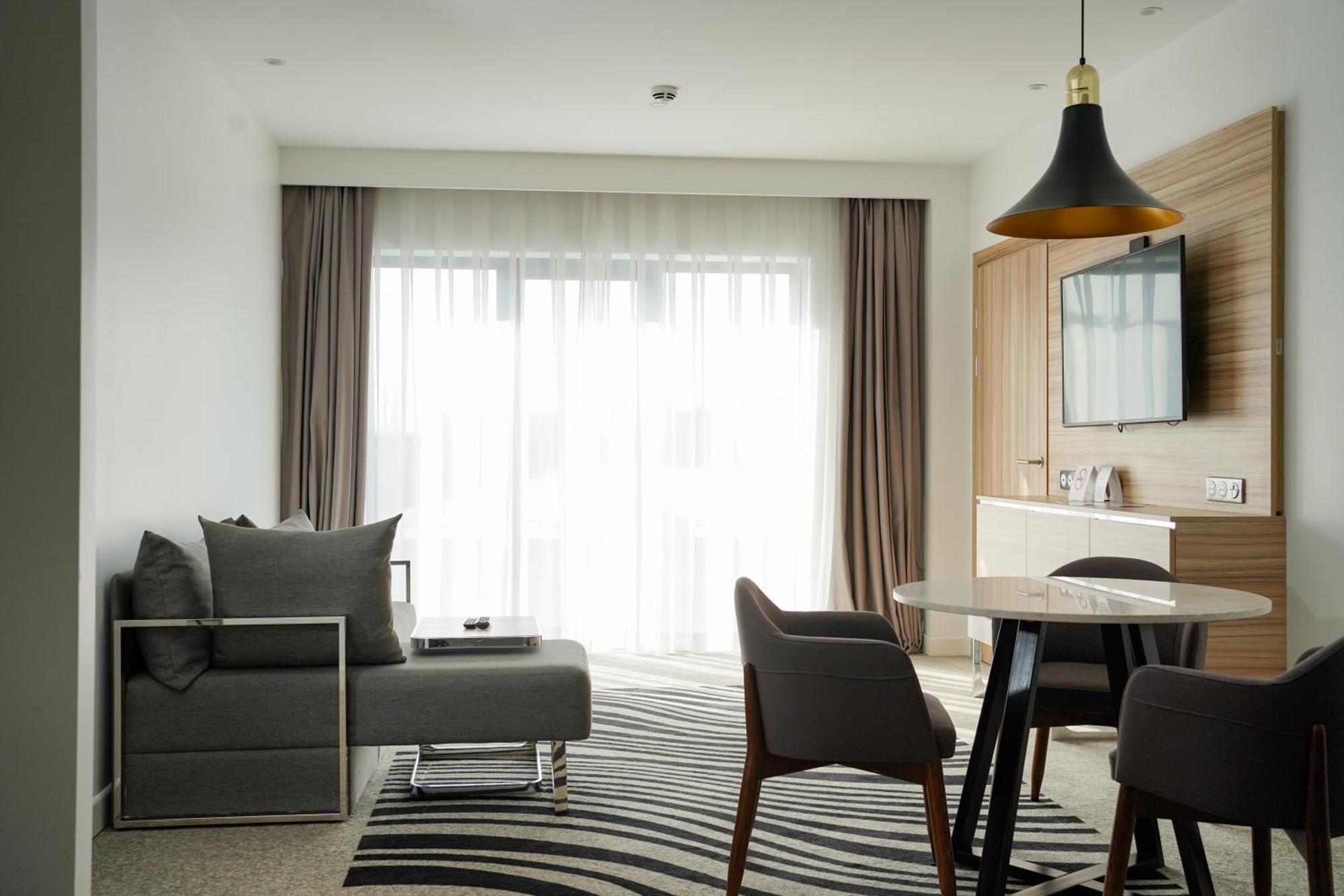 Novotel Bishkek City Center Экстерьер фото
